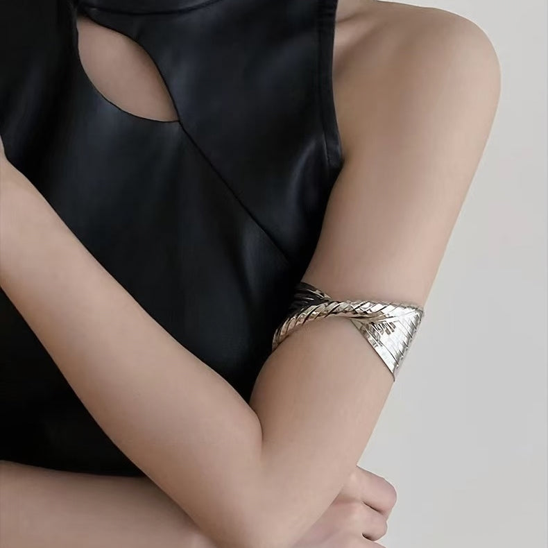 Cross-Wrapped Metal Open-Faced Bracelet: Stylish and Elegant Arm Band